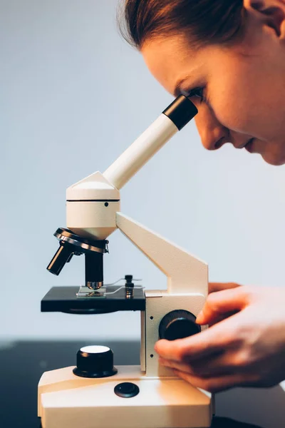 Koncentrerad Forskare Eller Vetenskapsman Som Analyserar Prov Med Mikroskop Och — Stockfoto
