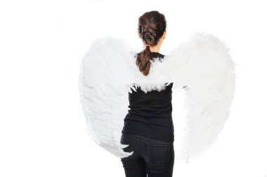 Melek kanatları takan bir kız resmi 