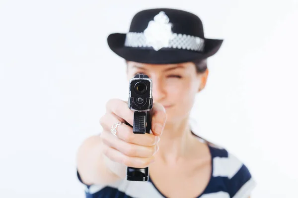 Junge Polizistin Richtet Waffe Auf Den Fotografen Isoliert Auf Weiß — Stockfoto