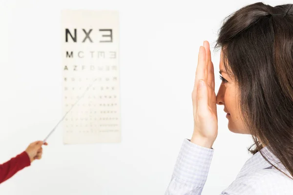 Gözlerinin Önünde Ele Tutuşan Göz Doktorluğu Sınavında Göz Tablosuna Bakan — Stok fotoğraf