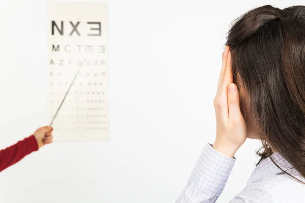 Göz Doktoru Muayenesi Için Bir Gözünü Kapayan Bir Kadın Beyaz — Stok fotoğraf