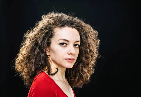 Foto Lateral Mulher Séria Com Cabelo Encaracolado Olhando Para Câmera — Fotografia de Stock