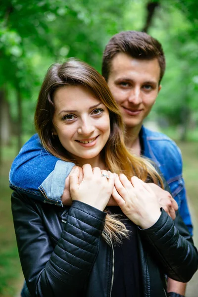 Närbild Ung Man Som Tar Hand Sin Flickvän Och Kramar — Stockfoto