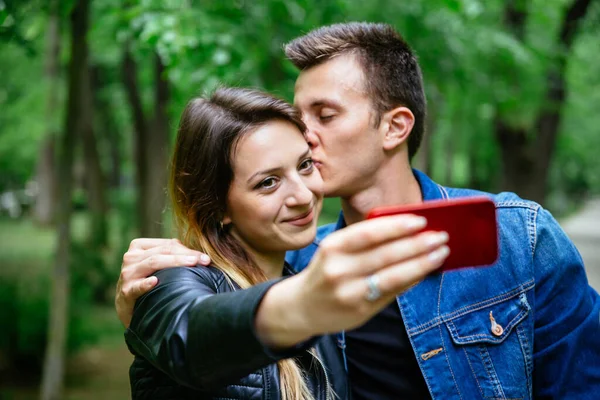 Closeup Handsome Men Kissing His Girlfriend While Taking Selfies — Stock Photo, Image