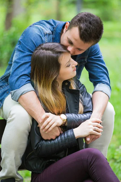 Pose Jovem Segurando Mãos Sua Namorada Beijando Sua Testa — Fotografia de Stock