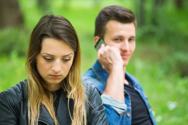 Muž Ignoruje Svou Přítelkyni Když Mluví Telefonu Soustřeď Ženu — Stock fotografie