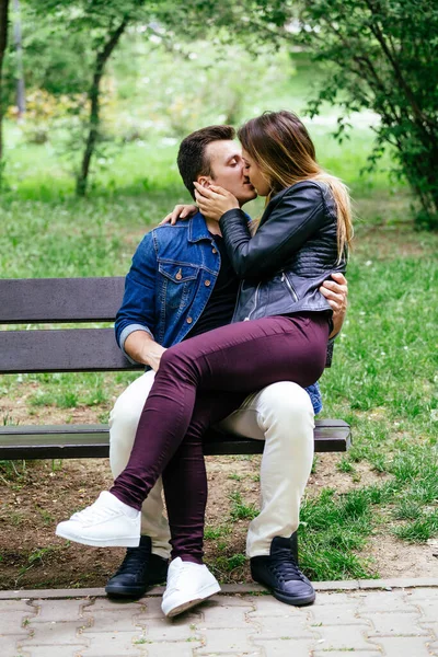 Jovem Casal Sentado Banco Parque Beijando Uns Aos Outros — Fotografia de Stock