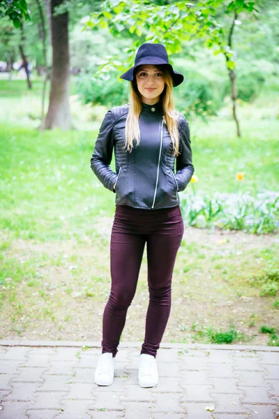 Pose Beautiful Smiling Woman Wearing Hat While Standing Park — Stock Photo, Image