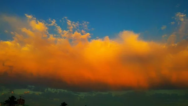 Красивое Облако Казахстан Актау — стоковое фото