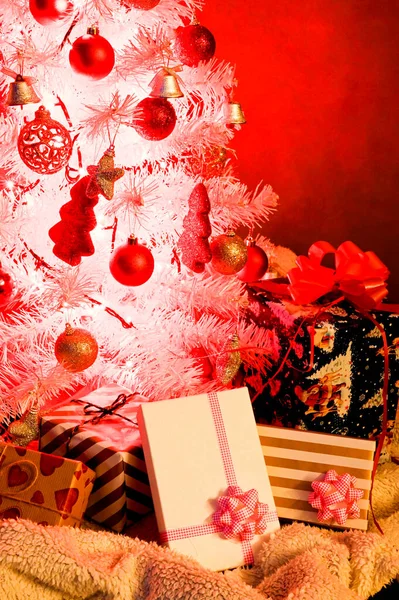 Árbol de Navidad blanco, con decoración roja y luz de Navidad —  Fotos de Stock