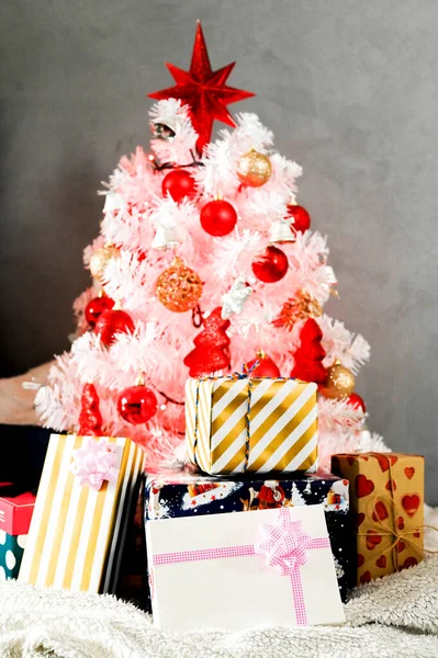 Beyaz Noel ağacı, kırmızı süslemeli ve noel ışığıyla