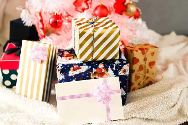 Beyaz Noel ağacı, kırmızı süslemeli ve noel ışığıyla