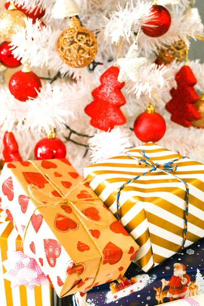 Beyaz Noel ağacı, kırmızı süslemeli ve noel ışığıyla