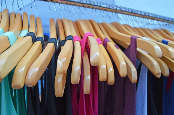 Perakende mağaza renkli gömlek