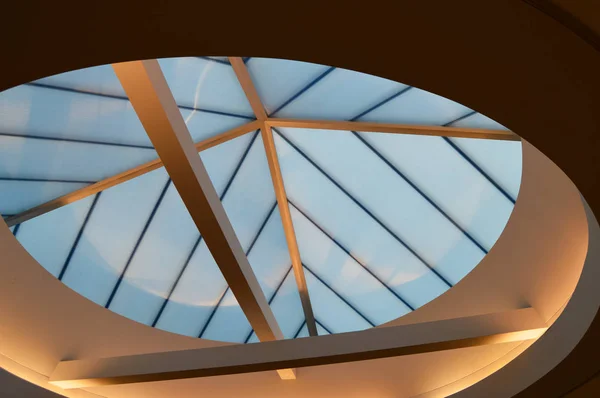 Büyük yuvarlak ışıklık