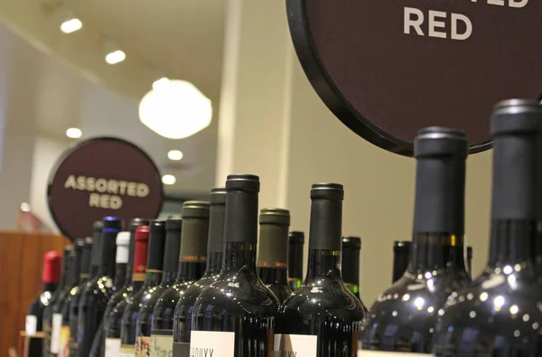 Lüks pazar kırmızı şarap bölümünde