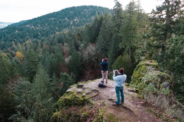 Videógrafo na natureza com câmera de cinema 4K — Fotografia de Stock