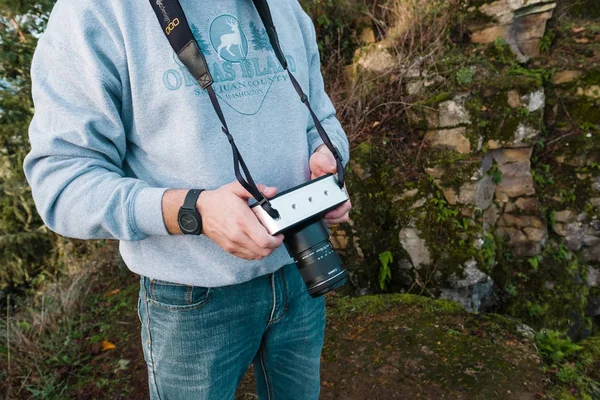 Videógrafo en la naturaleza con cámara de cine 4K —  Fotos de Stock