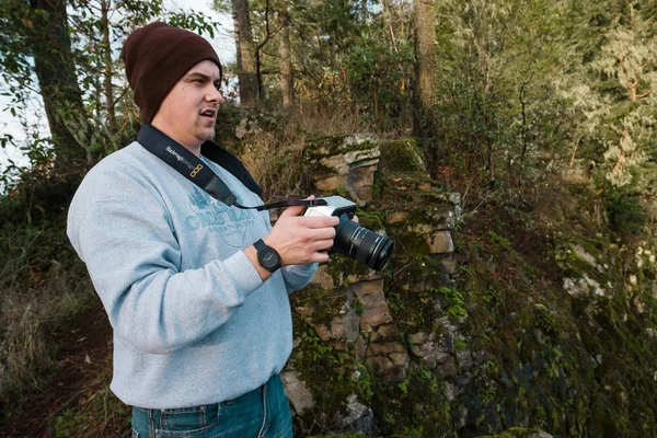 Videógrafo na natureza com câmera de cinema 4K — Fotografia de Stock