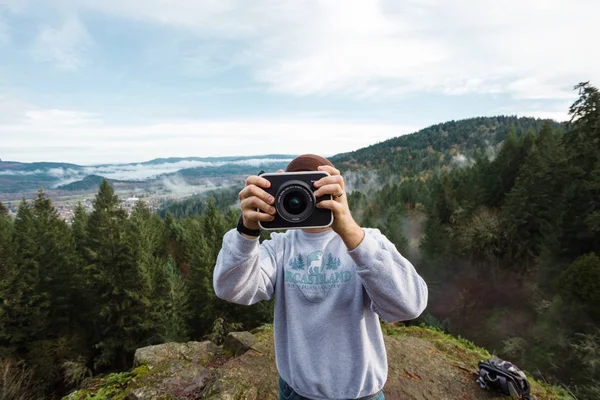 Videógrafo na natureza com câmera de cinema 4K — Fotografia de Stock