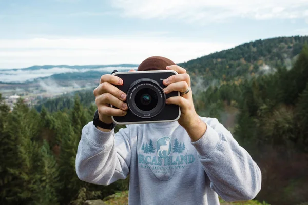 Videógrafo en la naturaleza con cámara de cine 4K —  Fotos de Stock