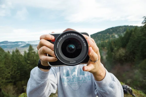 Vidéaste dans la nature avec caméra de cinéma 4K — Photo