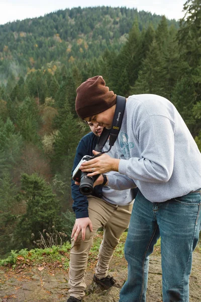 Videografo in Natura con Fotocamera Cinema 4K — Foto Stock