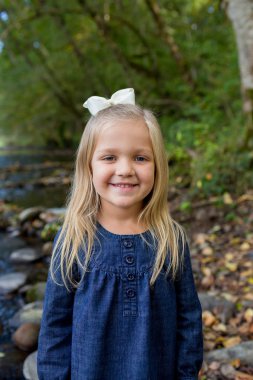 Genç kız portre Mckenzie Nehri üzerinde