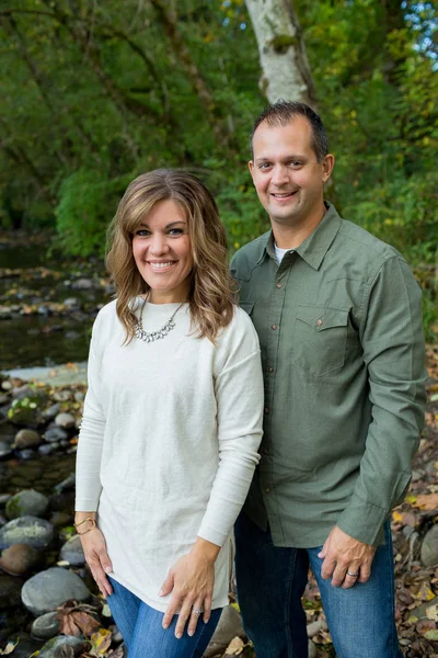 Couple heureux le long du fleuve McKenzie — Photo