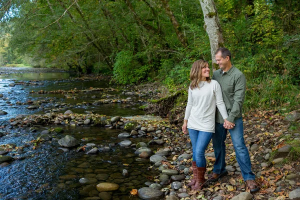 Glückliches Paar am Fluss mckenzie — Stockfoto