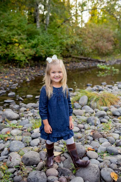 Retrato de estilo de vida de menina no Oregon — Fotografia de Stock