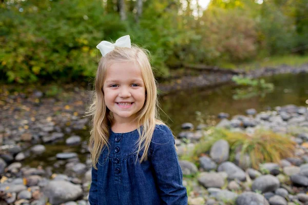 Retrato de estilo de vida de menina no Oregon — Fotografia de Stock