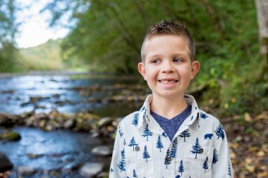 Genç çocuk yaşam tarzı portre açık havada