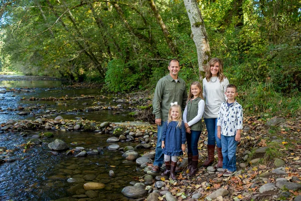 Lifestyle Portrait of a Five Person Family Outdoors — Stock Photo, Image