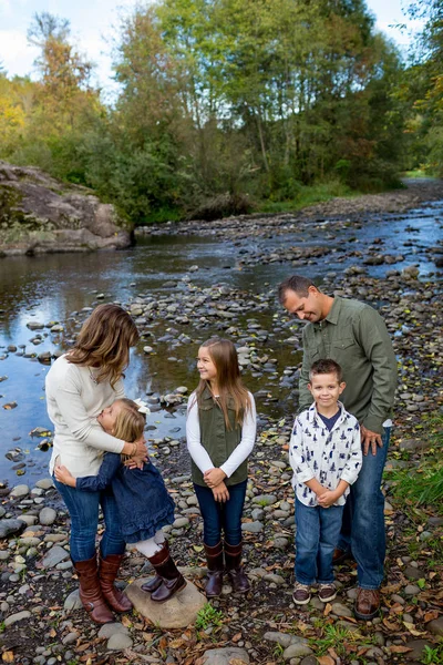 Estilo de vida Retrato de una familia de cinco personas al aire libre —  Fotos de Stock