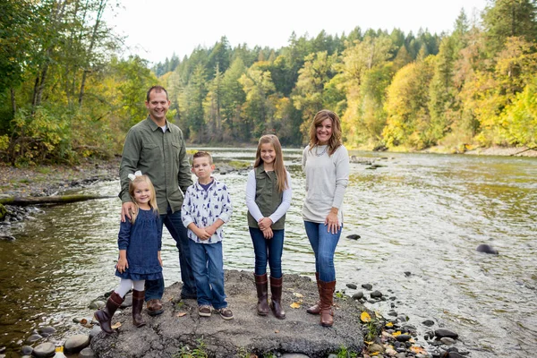 Porträt einer fünfköpfigen Familie im Freien — Stockfoto