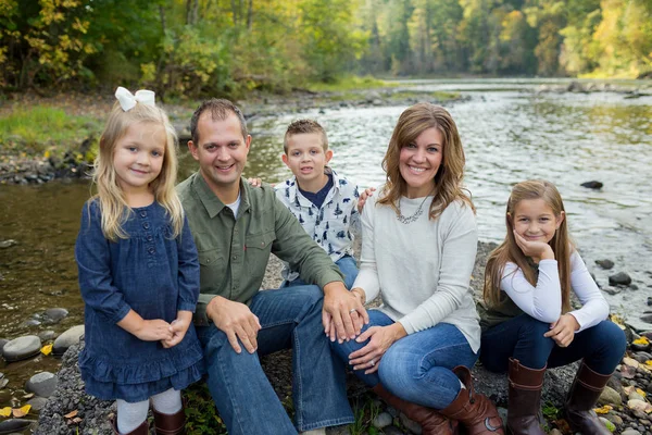 Style de vie Portrait d'une famille de cinq personnes En plein air — Photo