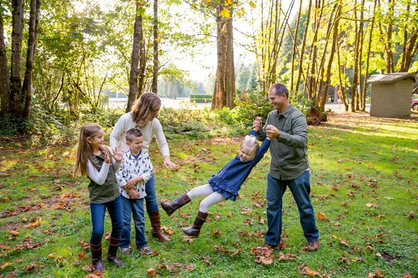 Estilo de vida Retrato de una familia de cinco personas al aire libre —  Fotos de Stock