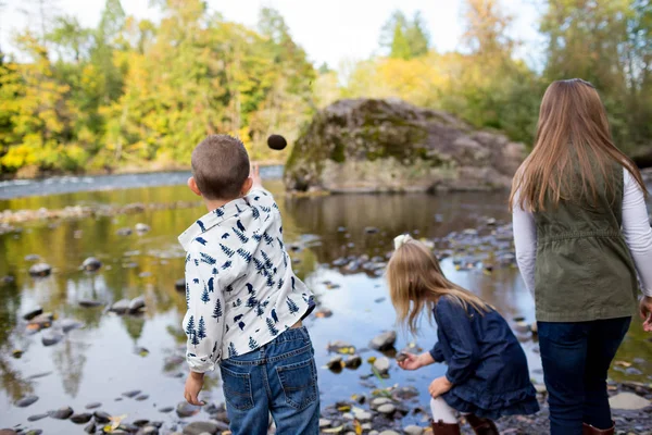 Siblings Together Outdoors — Stock Photo, Image