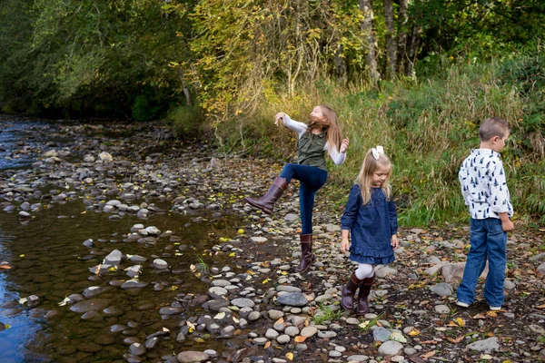 Broers en zussen samen Outdoors — Stockfoto