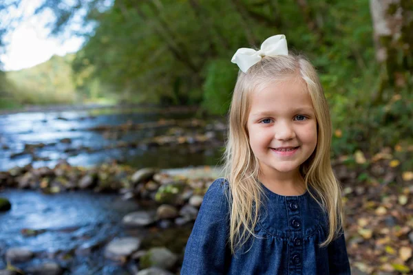 Портрет молодой девушки на реке Маккензи — стоковое фото