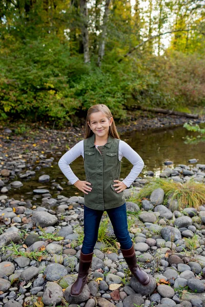 Retrato de estilo de vida de menina no Oregon — Fotografia de Stock