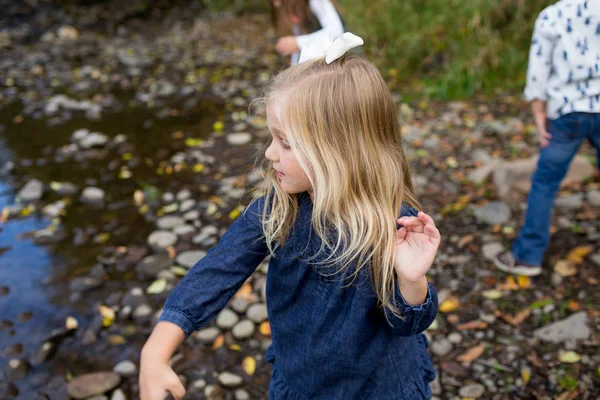 Siblings Throwing Rocks In River Together — Stock Photo, Image