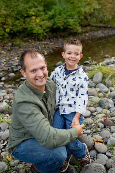 Genç çocuk ile baba — Stok fotoğraf