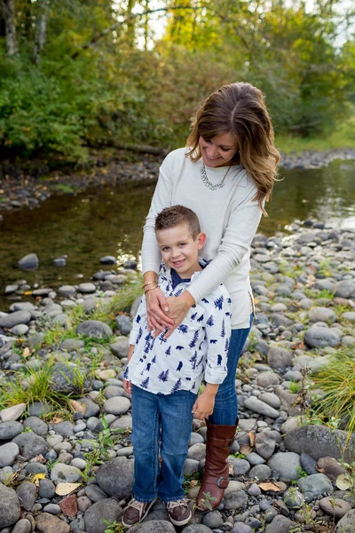 Portrait de mode de vie de la mère et du fils en Oregon sur le fleuve McKenzie — Photo