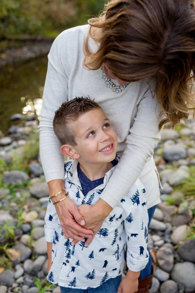 Lifestyleporträt von Mutter und Sohn in oregon am Fluss mckenzie — Stockfoto