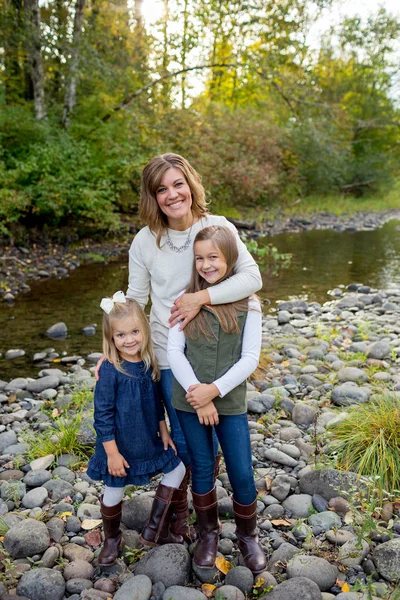 Mãe com duas filhas — Fotografia de Stock