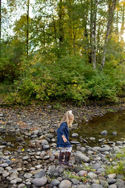 Kleines Mädchen erkundet den Fluss mckenzie — Stockfoto