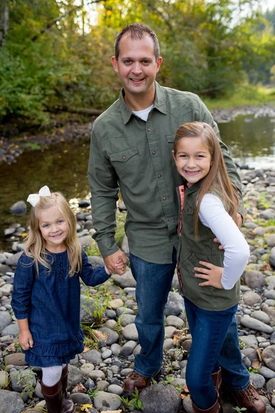 Padre con due figlie — Foto Stock