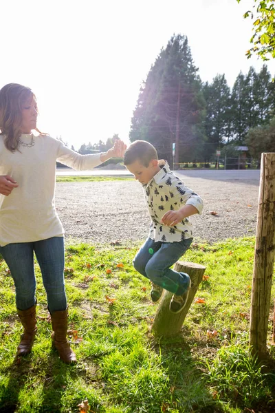 Candid Park kul med barn — Stockfoto